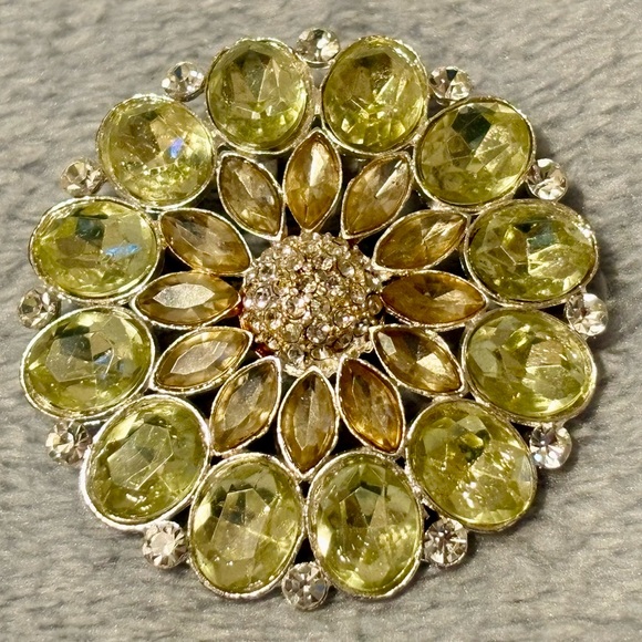 Vintage unsigned beautiful light Green flower Brooch with Rhinestones - Picture 5 of 17
